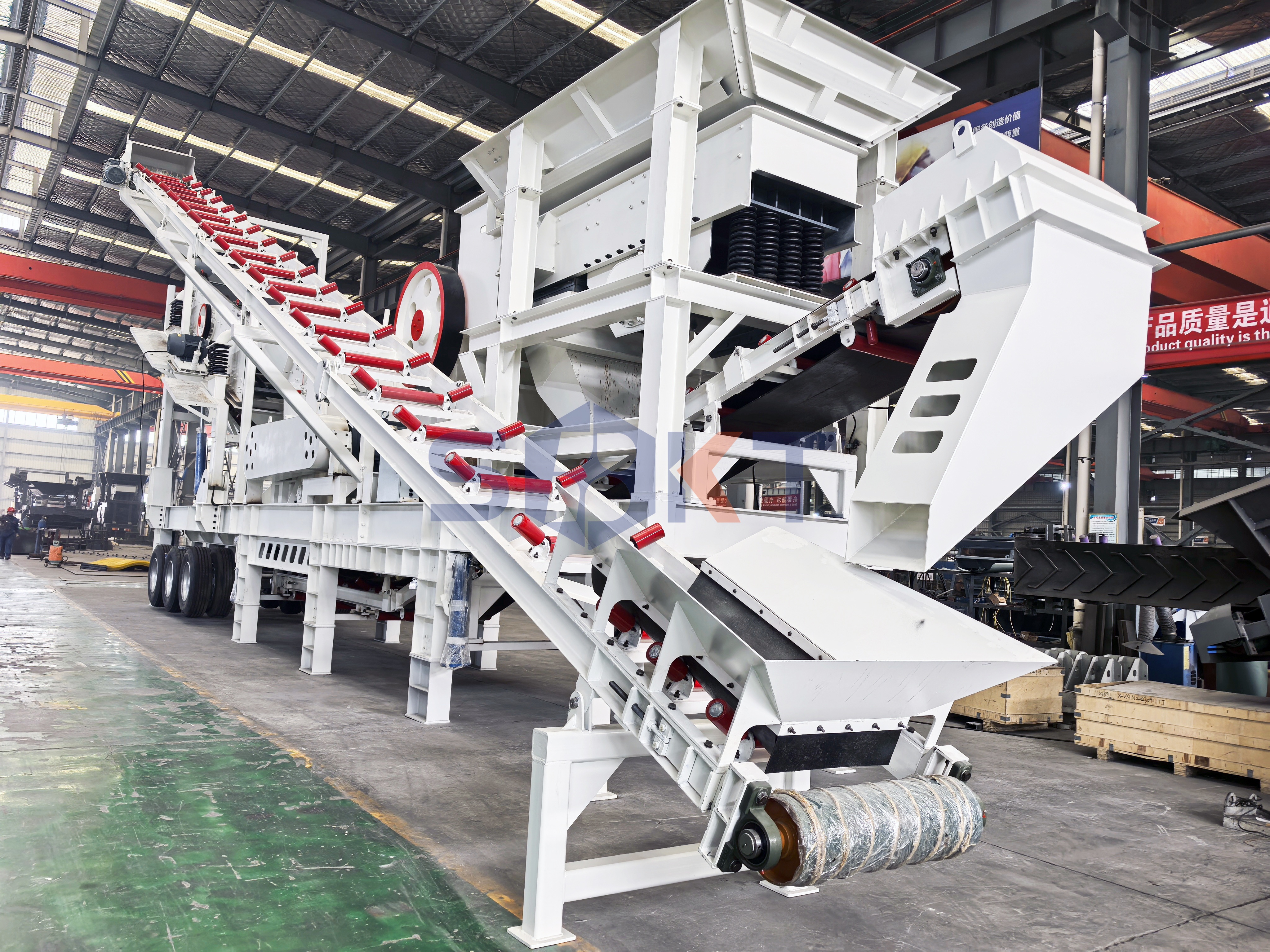 Tire mobile crushing station